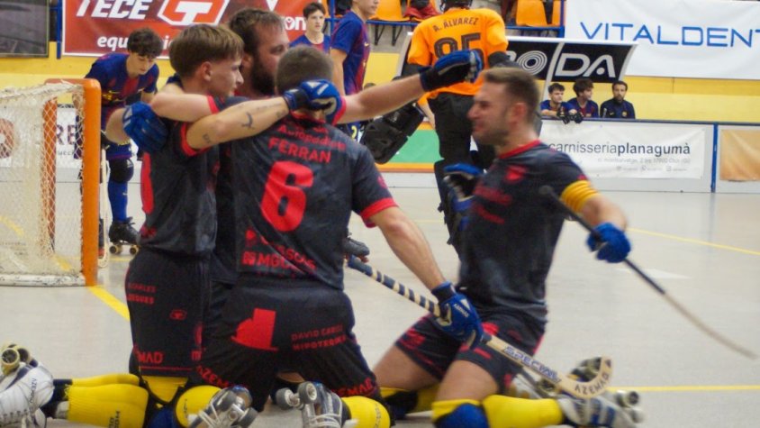 Celebració d'un dels gols de l'Hoquei Olot davant del Barça Atlètic