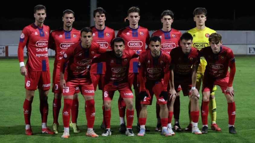 L'onze de la UE Olot al camp del Peralada en el partit de Copa Catalunya