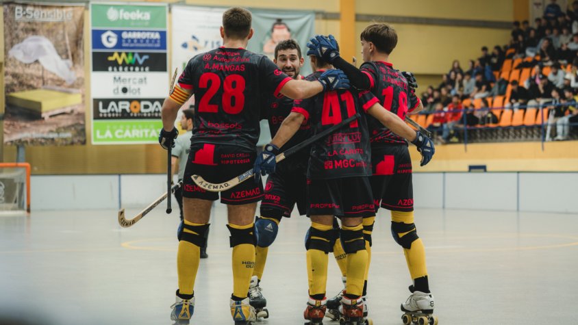 Part de la plantilla de l'Hoquei Olot celebrant un gol