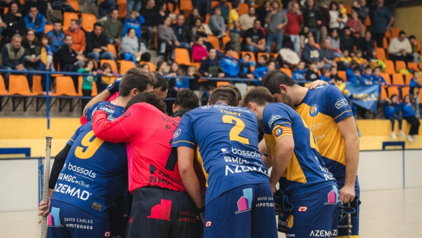 Imatge dels jugadors de l'Hoquei Olot al final del partit