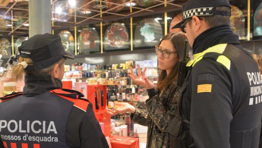 Mossos d’Esquadra i Policia Municipal s’uneixen durant la campanya de Nadal per reforçar la seguretat al centre d’Olot