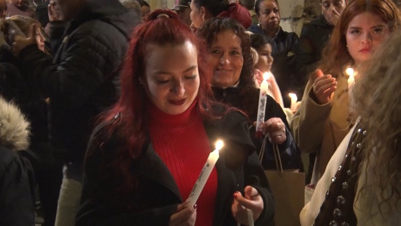 La comunitat colombiana d’Olot celebra ‘La noche de la velitas’