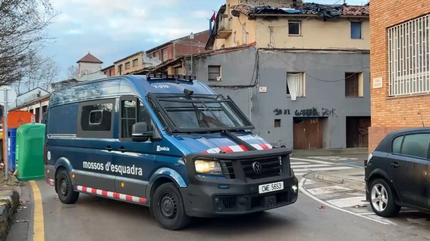 Desallotgen l’edifici ocupat del carrer Fluvià d’Olot