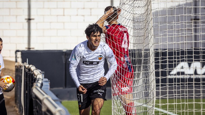 L’Olot neda a contracorrent i s’ofega a tocar de la costa (3-2)