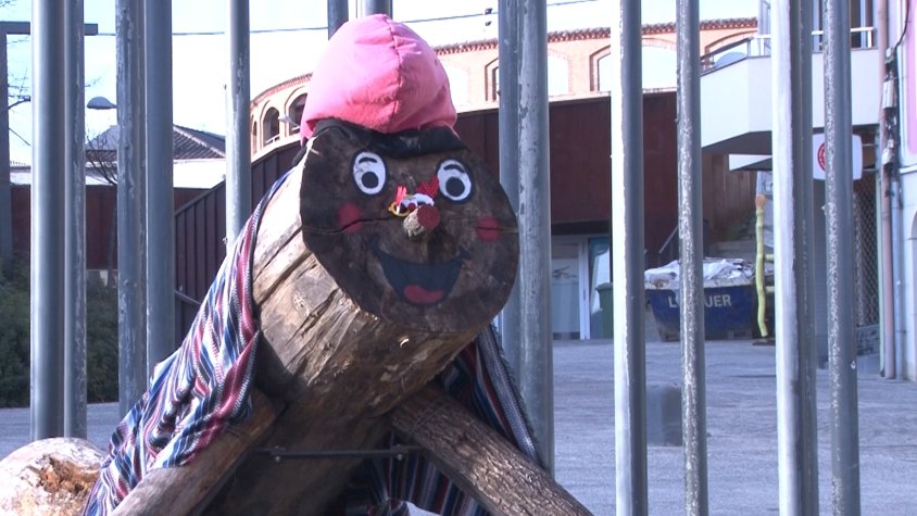 Nens i nenes olotins celebren la Gran Cagada del Tió al Firal