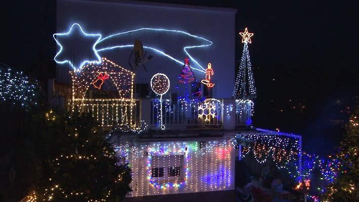 El carrer Sant Francesc d’Assís d’Olot torna a il·luminar-se, un any més, gràcies al muntatge de l’Àlex Fernández