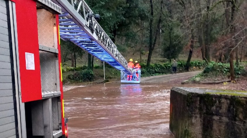 Evacuen 16 persones d'una casa de colònies a la Vall d'en Bas aïllades per la crescuda del riu