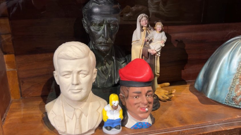 De caganers de futbolistes i personatges de dibuixos animats a la lliure creació portada a l'extrem en forma de pessebre