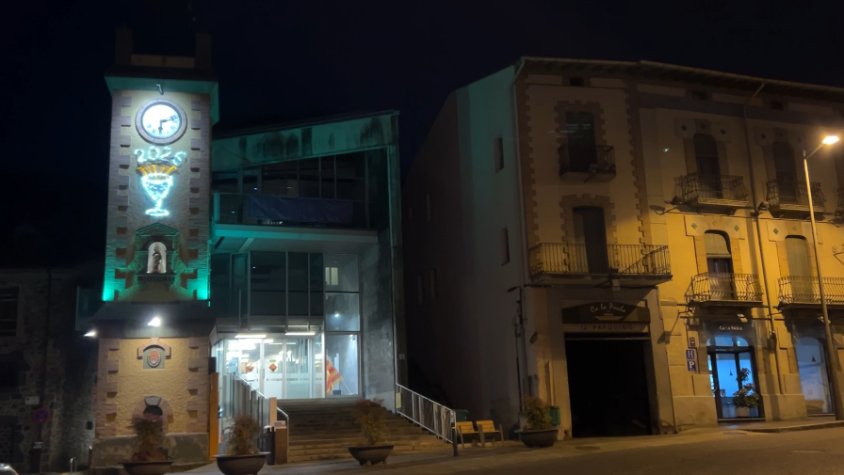 Castellfollit recupera una gran festa de Cap d'Any amb sopar, campanades a la Torre del rellotge i festa de nit