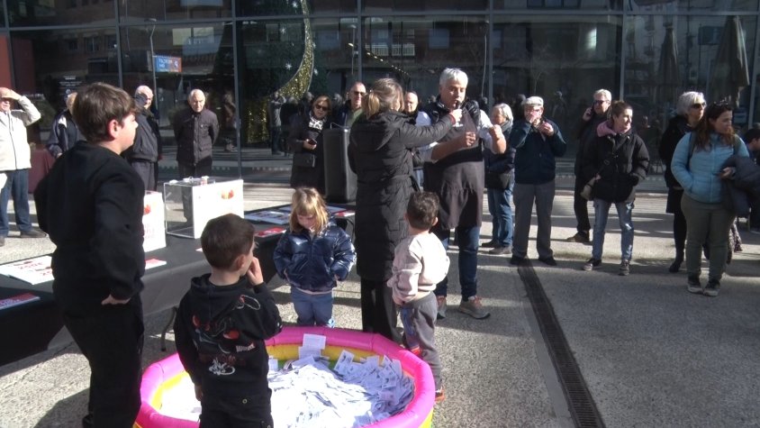 La Plaça Mercat d'Olot recull 31.000 butlletes per al sorteig 'El Tió t'omple el sarró'