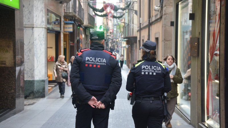 El dispositiu de seguretat de Nadal desplegat a la zona comercial d’Olot acaba sense fets destacables