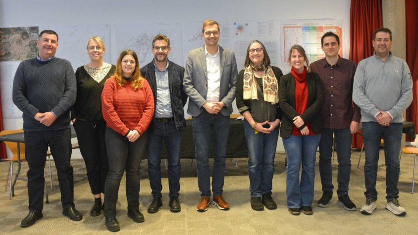 Imatge d'Itziar González i dels diferents representants del grups polítics de l'Ajuntament d'Olot