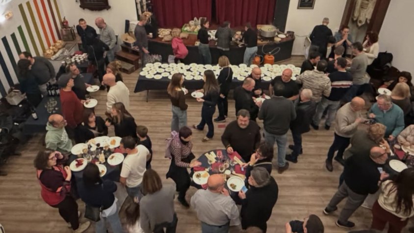 La pluja fa la guitza a la Fira del fesol de Santa Pau