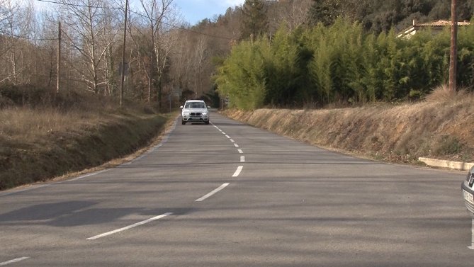 Les empreses de Sant Aniol de Finestres pararien els camions a l’hora de pas del bus escolar si s’apostés per una ampliació de la carretera