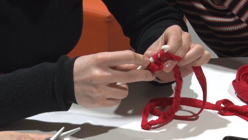 Els joves d’Olot omplen l’Espai Jove en un taller per aprendre a fer mitja