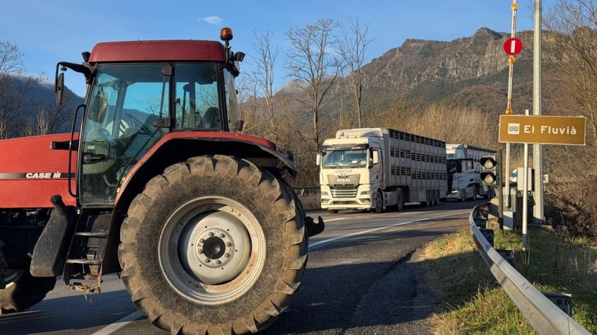 Salvem les Valls, Garrotxa Viva i Unió de Pagesos denuncien l’afectació que asseguren que pot tenir la variant als sòls agrícoles i a l’aqüífer