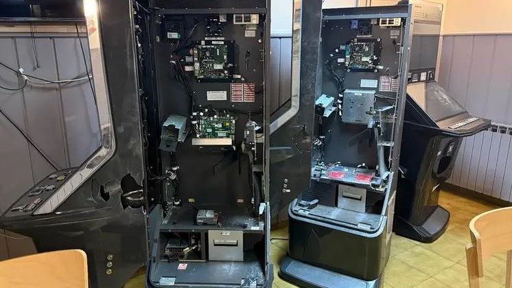 Rebenten la porta d'entrada d'un bar de les Planes d'Hostoles i roben uns 4.000 euros de les màquines escurabutxaques