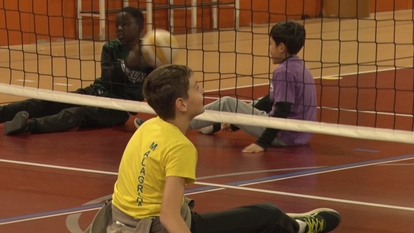 El Club Vòlei Olot engega un projecte per donar classes de vòlei a les escoles garrotxines