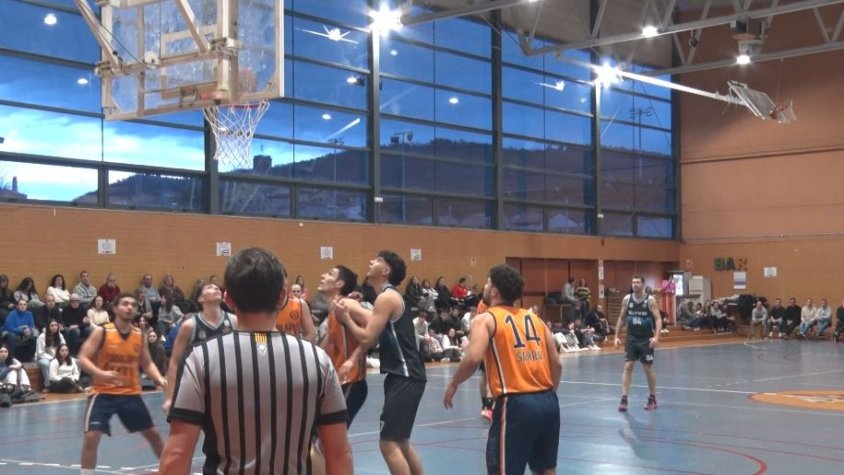 El sènior masculí del CB Vall d’en Bas perd contra l’Escolapis Sarrià per 65-70 i s’allunya de la part més alta de la classificació