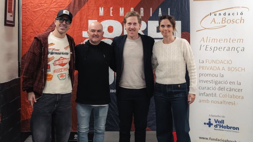 D'esquerra a dreta: El discjòquei Mon Dj; el president de la penya, Xicu Corcoy; el regidor de Festes d'Olot, Aniol Sellabona; i la directora de la Fundació Albert Bosch, Cristina Sanz