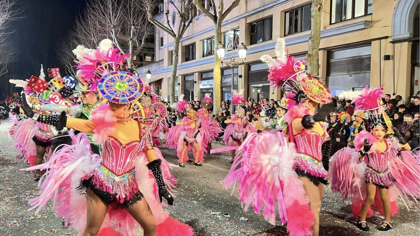 La comparsa dels Emmaskarats i la carrossa de la Carnavalesca d’Olot i Castellfollit, guanyadores del Carnaval d’Olot