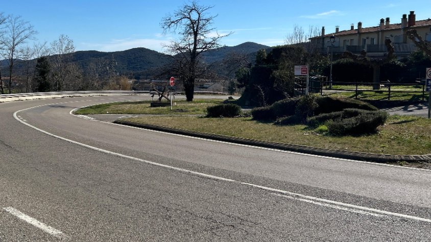 Una rotonda, un pas de vianants, un semàfor i el canvi d’ubicació de les parades de bus, mesures plantejades a Puig de Mar