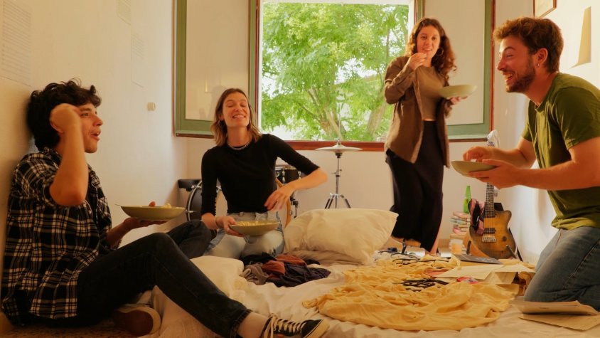 La cantautora garrotxina Anna Serra amb el grup musical Manzau fa un concert a Olot