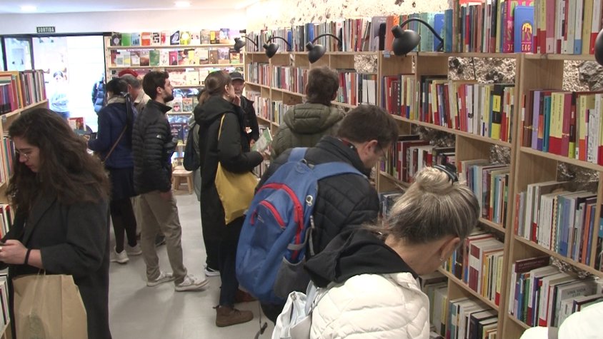 Èxit de participació en la inauguració del nou local de la Llibreria Isop