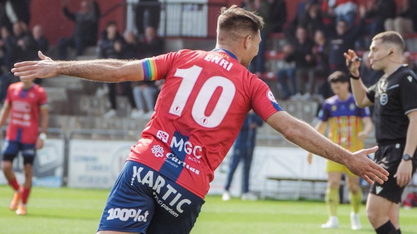 Rubén Enri ha fet el seu primer hat-trick de vermell | Pau González (UEO)