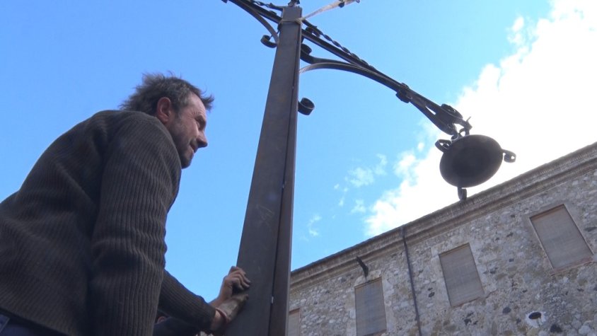 La pluja i el vent condicionen la fira del Ferro de Besalú