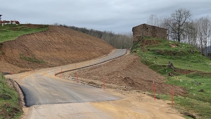 Les obres a la carretera de Maians, a la Vall de Bianya, encaren la recta final