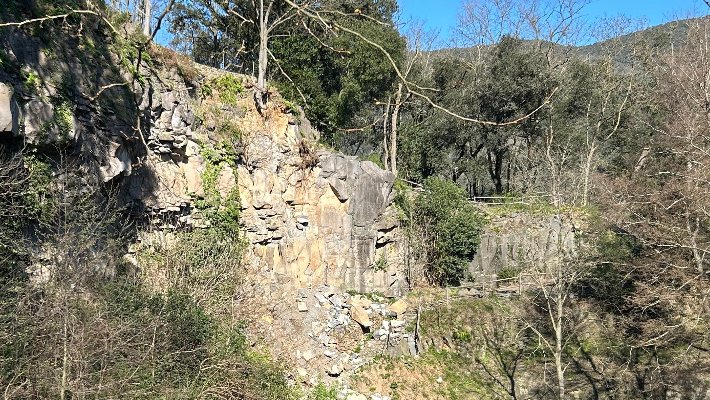 Tanquen l’accés al camí de l’Hort del rector a Sant Joan les Fonts a causa d’una esllavissada