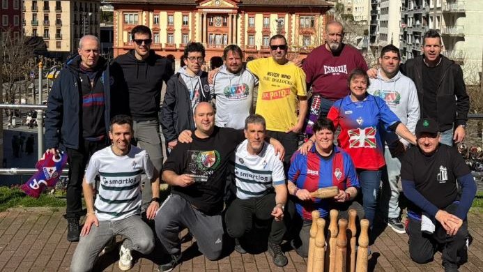 Un grup de veïns de les Preses porten les bitlles catalanes al País Basc