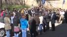 Una cinquantena de persones protesten en contra de les agressions als serveis socials