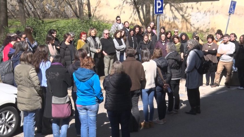 Una cinquantena de persones protesten en contra de les agressions als serveis socials
