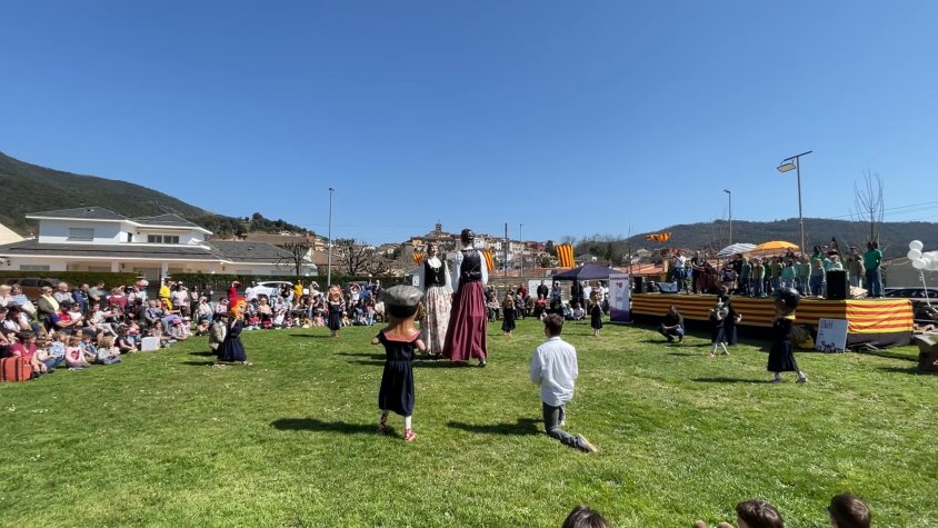 La Vall d’en Bas es converteix en l’epicentre del món geganter gironí a la 7a Trobada Gegantera de les Comarques Gironines