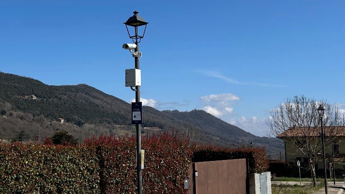 Instal·len un lector de matrícules a Riudaura per controlar l’accés als gorgs