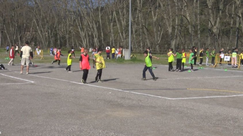 Gairebé 600 alumnes de tercer de primària de les escoles de la Garrotxa han participat al Rodajoc a Olot