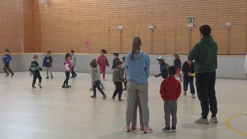 Una trentena de nens i nenes participen en el casal esportiu de Setmana Santa