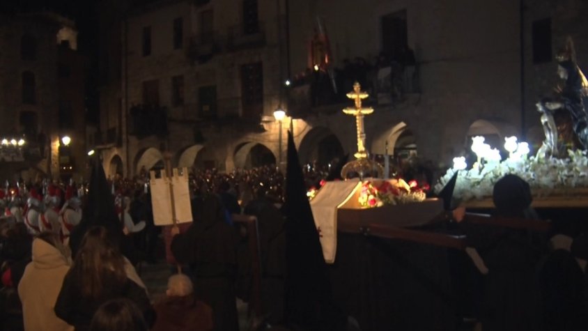 Besalú viu una nova gran nit amb la processó dels Dolors