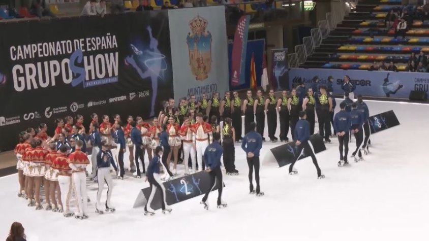 Les patinadores del grup de xou gran del Club Patinatge Artístic Olot ja preparen l'Europeu