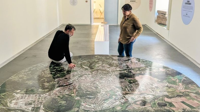 L’exposició “Repensem Olot de la mà dels infants” convida a redescobrir la ciutat des de la mirada dels més joves