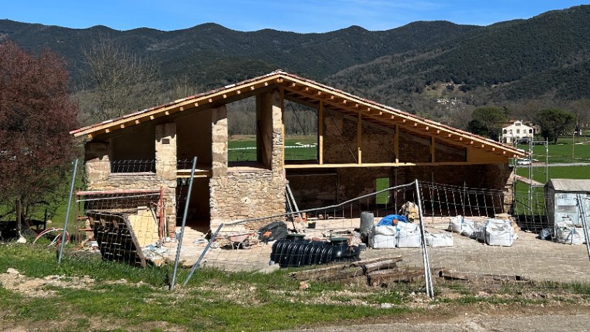 Recta final d’obres a la cabanya del Mas Sobeies de la Vall de Bianya