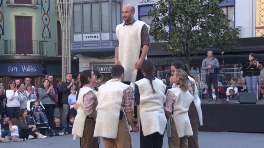 El ball del Xai Be torna a omplir de cultura popular el centre d’Olot