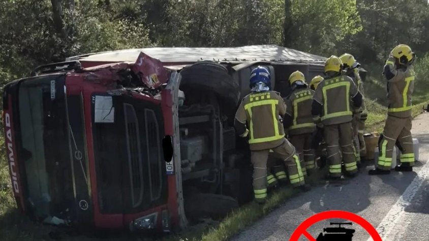 El camió bolcat després de la topada Foto: Antiradars Garrotxa