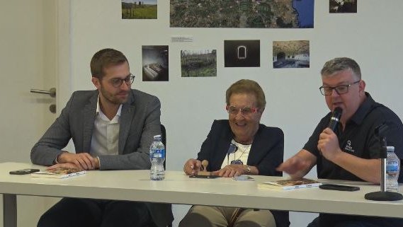 Pep Nogué va presentar divendres a l’arxiu comarcal de la Garrotxa amb la Iaia Angeleta un llibre que recopila les receptes de cuina sobre la influenciadora.