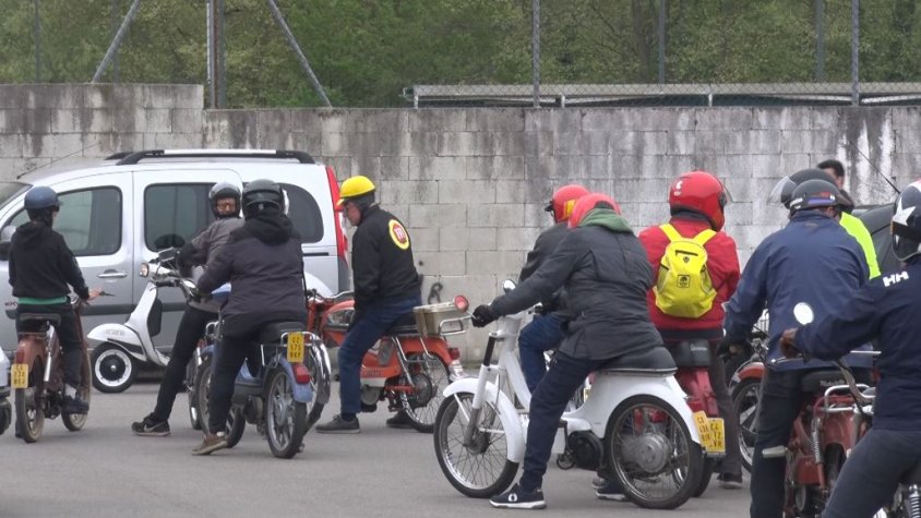 Una quarantena de persones participen en una nova trobada de ciclomotors clàssics del Motor Antic Garrotxa