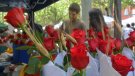 La diada de Sant Jordi torna a omplir el centre d’Olot de llibres, roses i tradició local