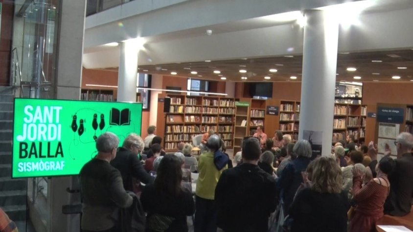 Es reivindica la literatura sobre dansa amb la inauguració d’una lleixa de llibres sobre dansa a la Biblioteca Marià Vayreda