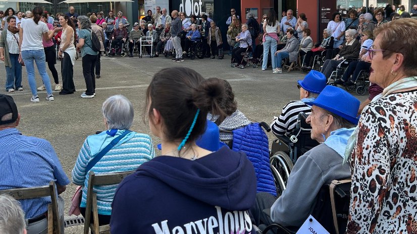 La gent gran de vuit residències de la Garrotxa s’uneixen per fer salut i esport al carrer